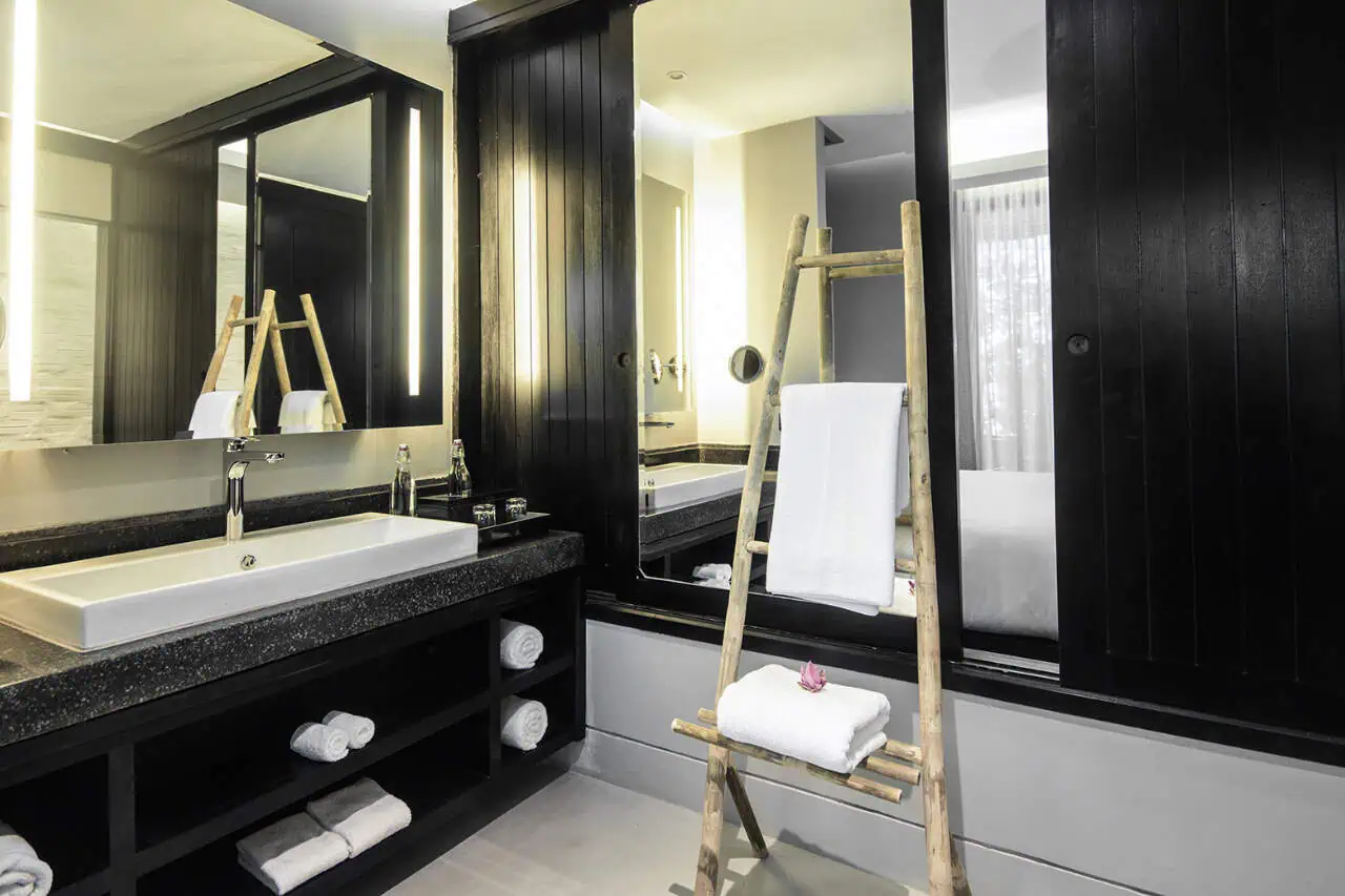 Anjali by Syphon Anjali Deluxe Pool Access Room Bathroom